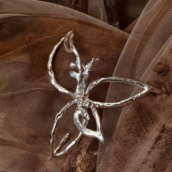 EARCUFF FLOR DOS SENTIDOS PRATEADA